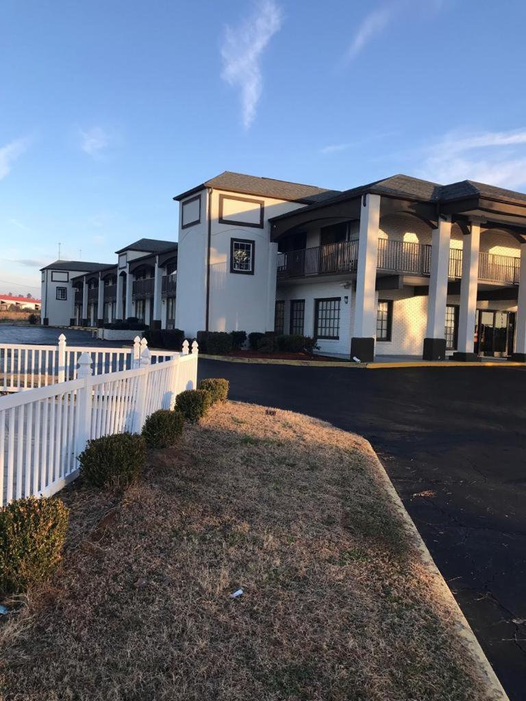 アメリカズ ベスト バリュー イン ホーリー スプリングス Holly Springs エクステリア 写真
